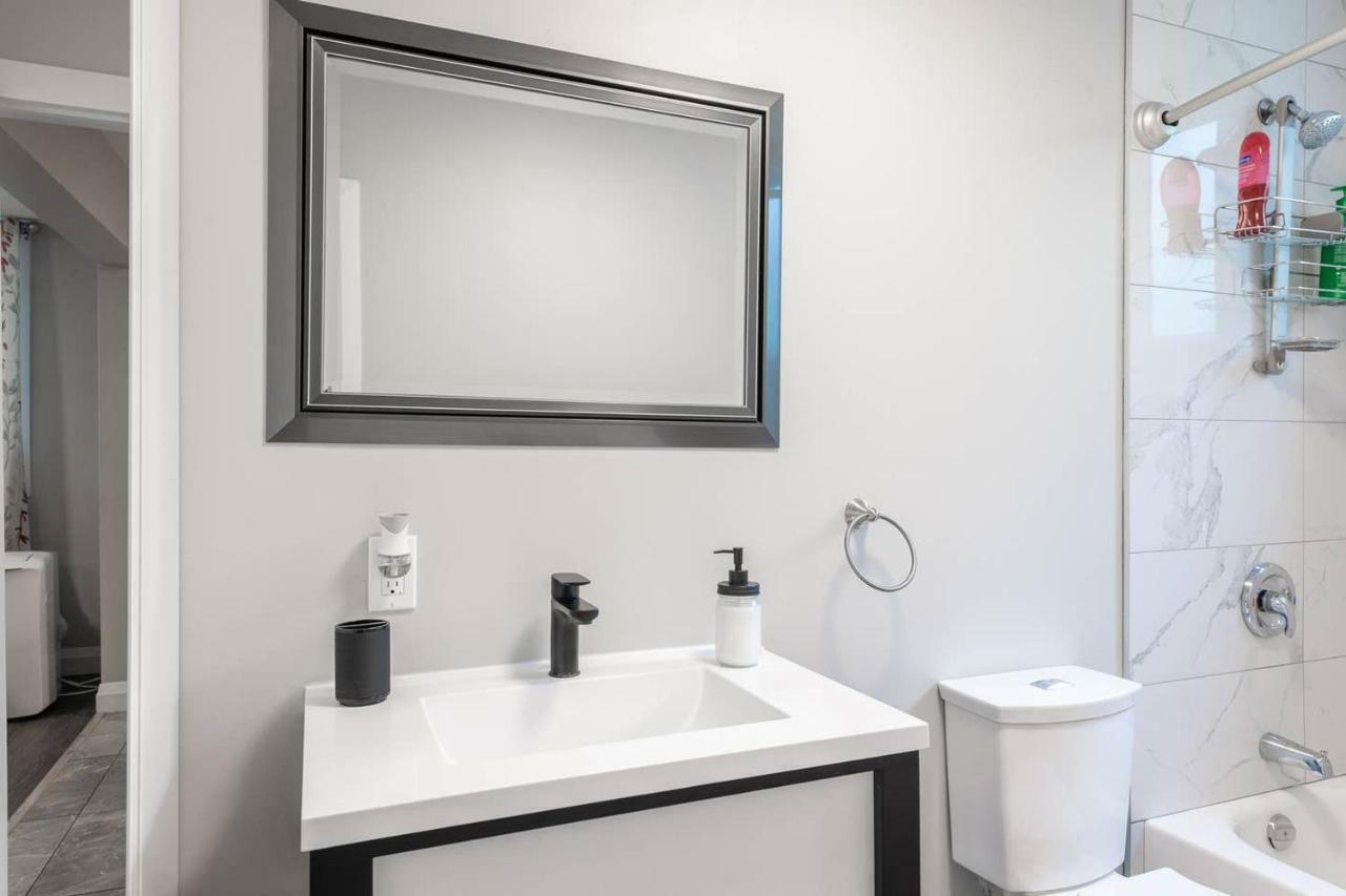 Entire 2 Bedroom Apartment Uptown Waterloo - E1 ภายนอก รูปภาพ