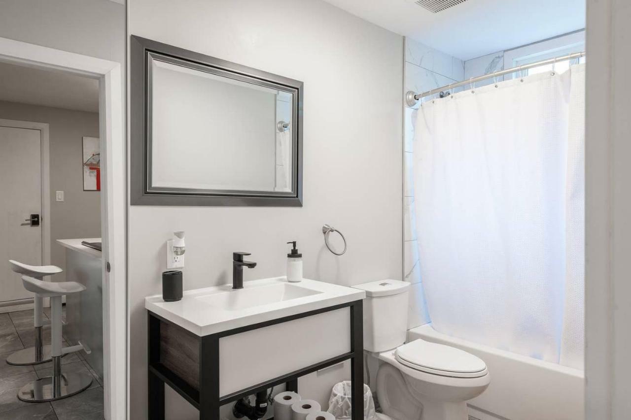 Entire 2 Bedroom Apartment Uptown Waterloo - E1 ภายนอก รูปภาพ