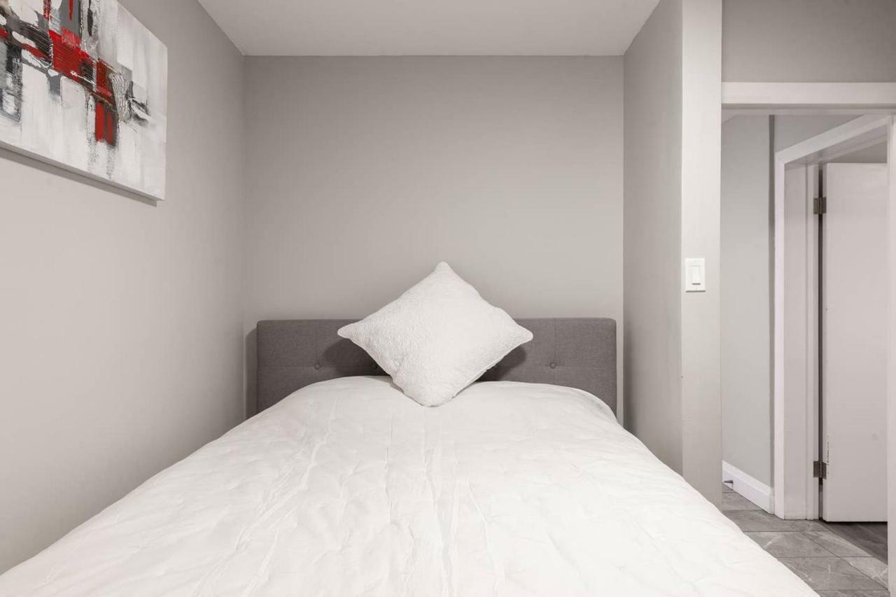 Entire 2 Bedroom Apartment Uptown Waterloo - E1 ภายนอก รูปภาพ