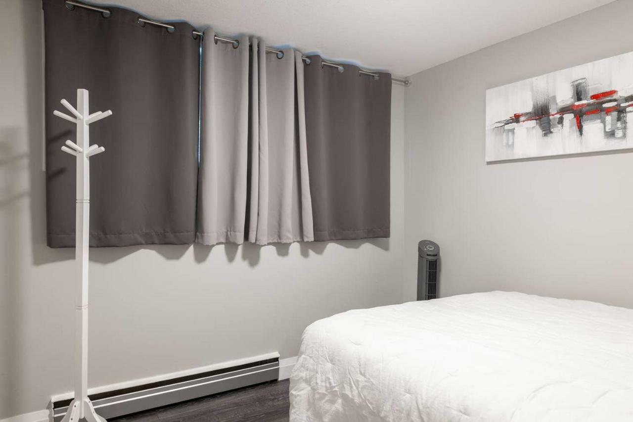 Entire 2 Bedroom Apartment Uptown Waterloo - E1 ภายนอก รูปภาพ